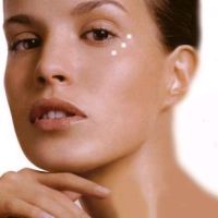 Avril - How to apply your eye contour cream