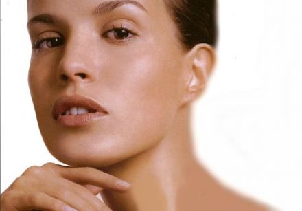 How to apply your eye contour cream